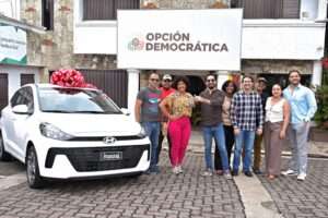Opción Democrática entrega vehículo a ganadora de sorteo recaudación de fondos “Móntate con OD”