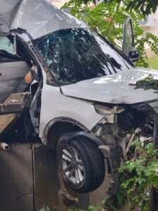 Un trágico accidente de tránsito registrado la tarde de este domingo en el municipio de Cotuí, específicamente en el puente Maguaca, dejó un saldo trágico de dos mujeres fallecidas y una persona gravemente herida. Una de las víctimas fue identificada como Ana Dolores Méndez Cabrera, propietaria del vehículo involucrado, una yipeta marca Ford, modelo Explorer, de color blanco. Hasta el momento, la identidad de la segunda fallecida no ha sido confirmada, mientras que la persona herida permanece en estado delicado. Las autoridades continúan investigando las circunstancias en que ocurrió este lamentable hecho.