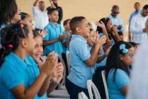 Gobierno inaugura techados deportivos en dos escuelas de Santiago