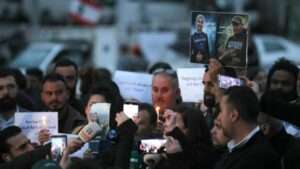 Funeral masivo en Beirut por asesinato de tres periodistas en ataque israelí