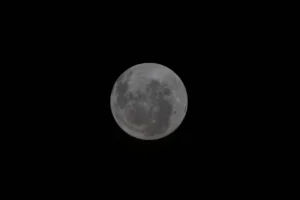 NASA publica primera foto de la cara oculta de la Luna