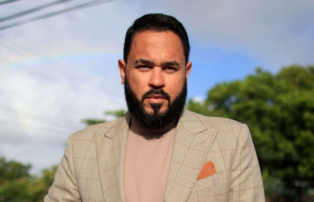 Mujer demanda a Raphy Pina tras alegar pérdida de un dedo en su yate