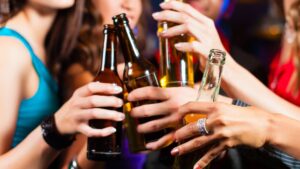 El consumo de alcohol y sus efectos en la salud dependen de la cantidad y el tipo de bebida