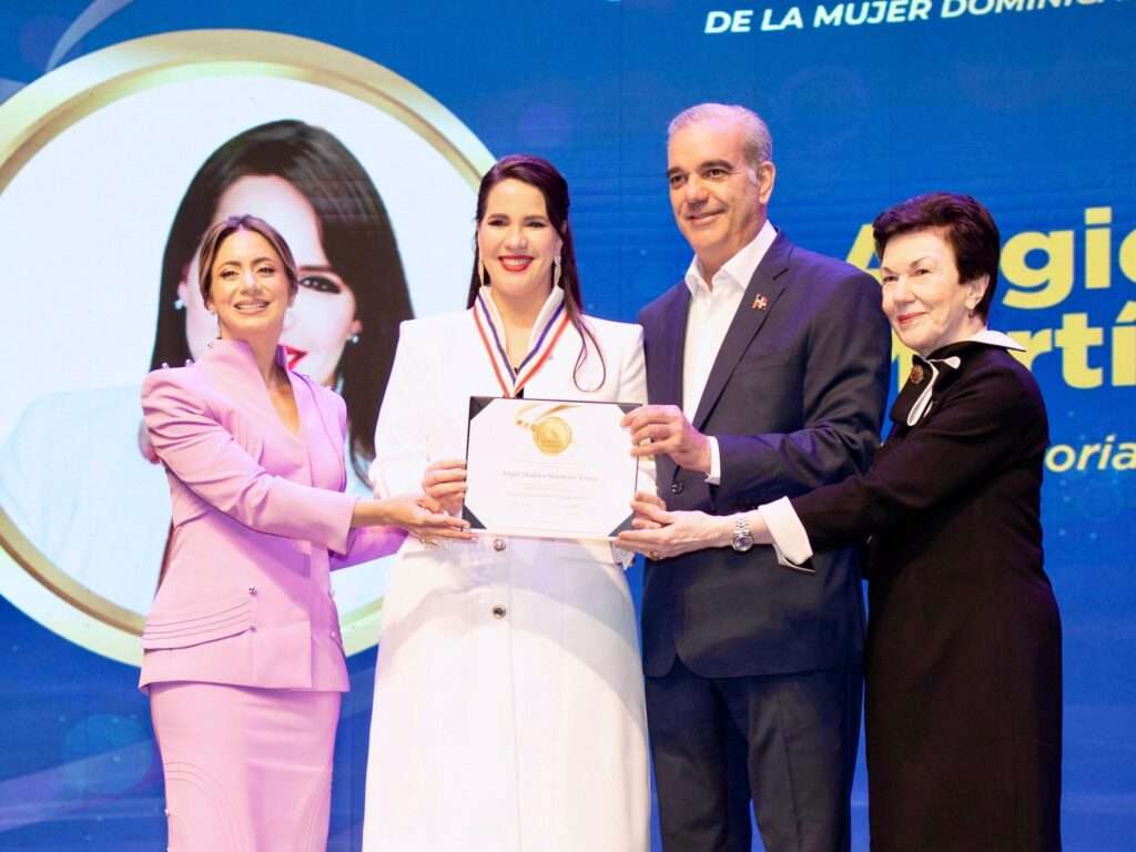 Poder Ejecutivo entrega Medalla al Mérito de la Mujer Dominicana 2026 a Angie Martínez