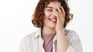 Reír fortalece el corazón, reduce el estrés y mejora la vida social, según expertos