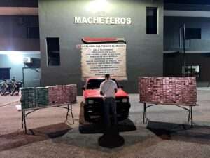 Ejército detiene hombre ocultaba 93,000 cigarrillos de contrabando en una camioneta en Valverde